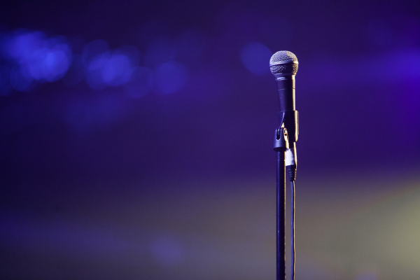 Dynamic speaker creating instant connection with the crowd
