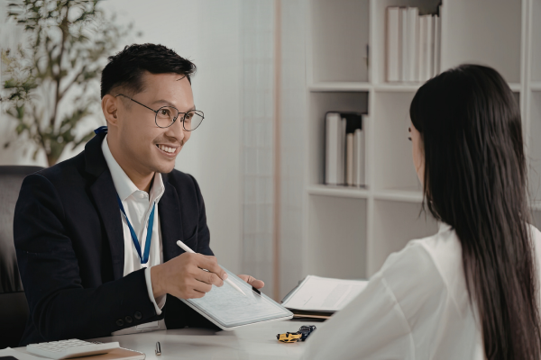 Using eye contact to build trust in workplace communication